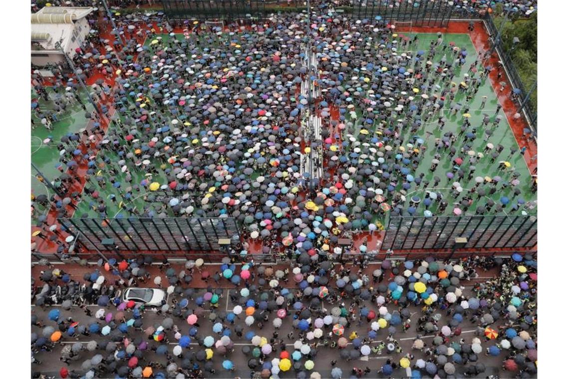 Demonstranten in Hongkong trotzen den Warnungen aus Peking Demonstranten sammeln sich in Hongkong für eine neue Protest-Veranstaltung. Foto: Kin Cheung/AP