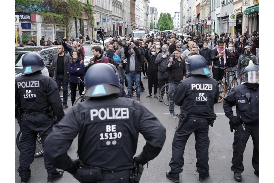 Corona-Regeln während Mai-Protesten nicht durchgesetzt Demonstranten, Schaulustige und Polizisten stehen sich auf der Oranienstraße gegenüber. Foto: Michael Kappeler/dpa
