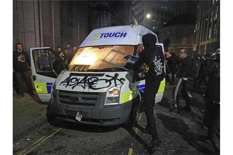 Demonstranten setzen einen Polizeiwagen vor der Bridewell Polizeiwache Brand. Der Protest richtet sich gegen ein neu verabschiedetes Polizeigesetz in Großbritannien. Foto: Andrew Matthews/PA/dpa