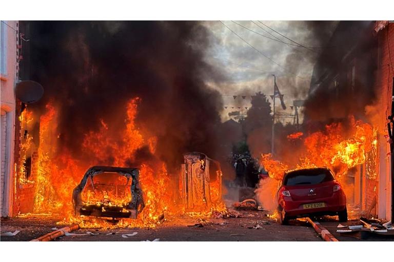 Demonstranten setzten Autos und auch Gebäude in Brand.