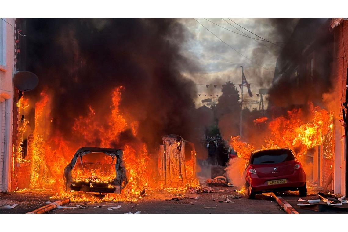 Demonstranten setzten Autos und auch Gebäude in Brand.