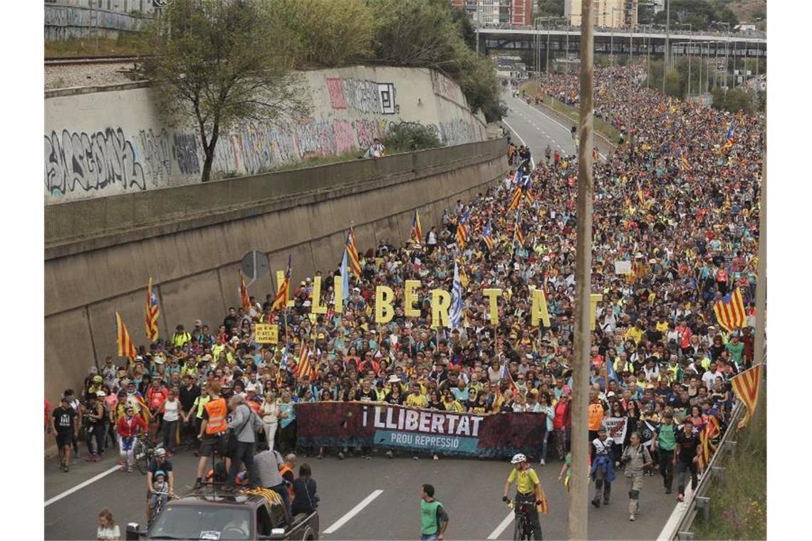 Demonstranten sind auf dem Weg ins Zentrum von Barcelona. Foto: Joan Mateu/AP/dpa