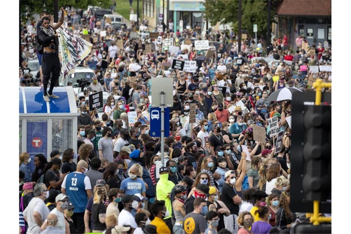 Demonstranten sind nach dem Vorfall durch die Straßen von Minneapolis gezogen. Foto: Carlos Gonzalez/Star Tribune/AP/dpa
