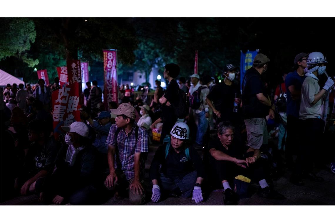Bilder des Tages Demonstranten sitzen vor der Atombombenkuppel vor dem Gedenkgottesdienst zum 80. Jahrestag des US-Atombombenabwurfs auf Hiroshima im Zweiten Weltkrieg.