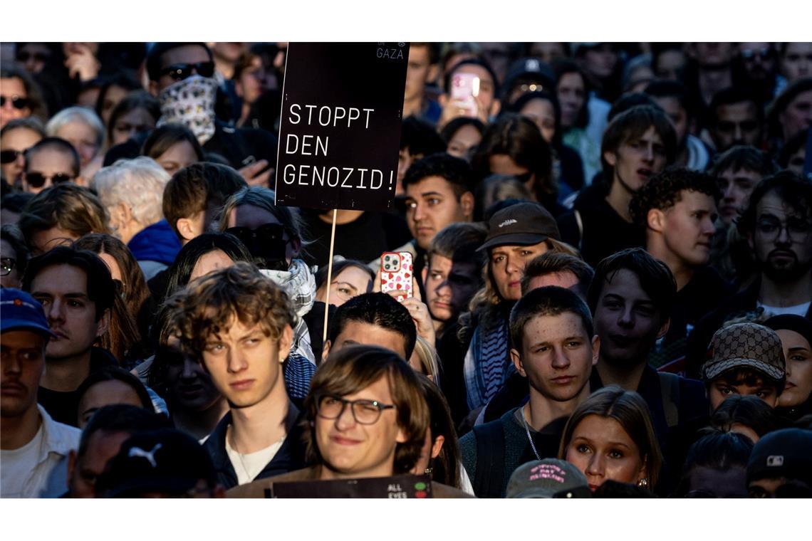 Demonstranten sprechen von einem "Genozid" an den Palästinensern, was die israelische Regierung strikt bestreitet.