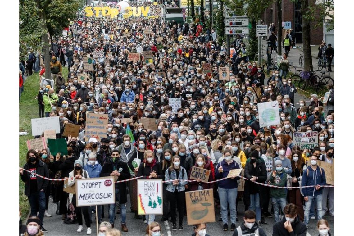 Demonstranten stehen auf einer Klimastreikdemonstration von "Fridadys For Future". Foto: Markus Scholz/dpa