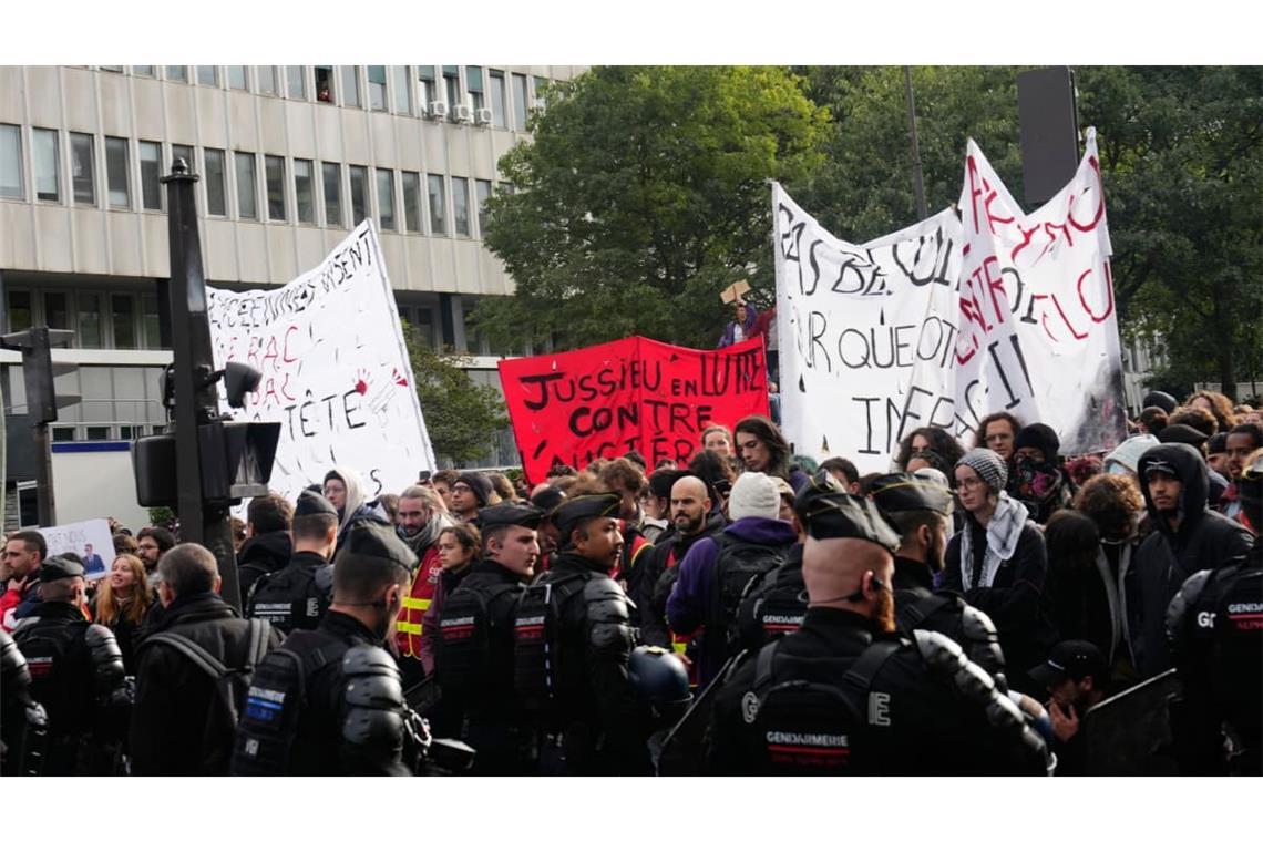 Demonstranten stehen in Frankreich Polizisten gegenüber, während eines Protests gegen die schlechten Bildungsbedingungen an Schulen.