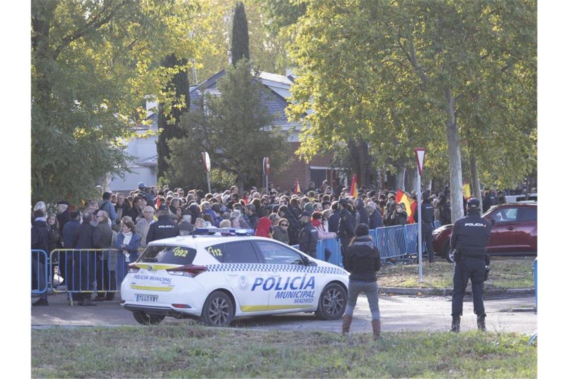 Demonstranten stehen vor dem Friedhof von El Pardo-Mingorrubio, wo die Überreste des Ex-Diktators Francisco Franco beerdigt werden sollen. Foto: Javier Carbajal/dpa