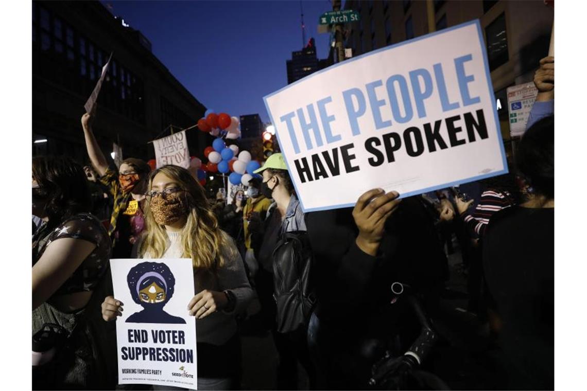 Demonstranten stehen vor dem Pennsylvania Convention Center, in dem die Stimmen für die Präsidentschaftswahl ausgezählt werden. Foto: Rebecca Blackwell/AP/dpa