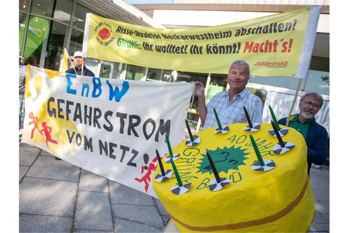 Demonstranten stehen während des Landesparteitags von Bündnis 90/Die Grünen Baden-Württemberg vor der Stadthalle. Foto: Sebastian Gollnow