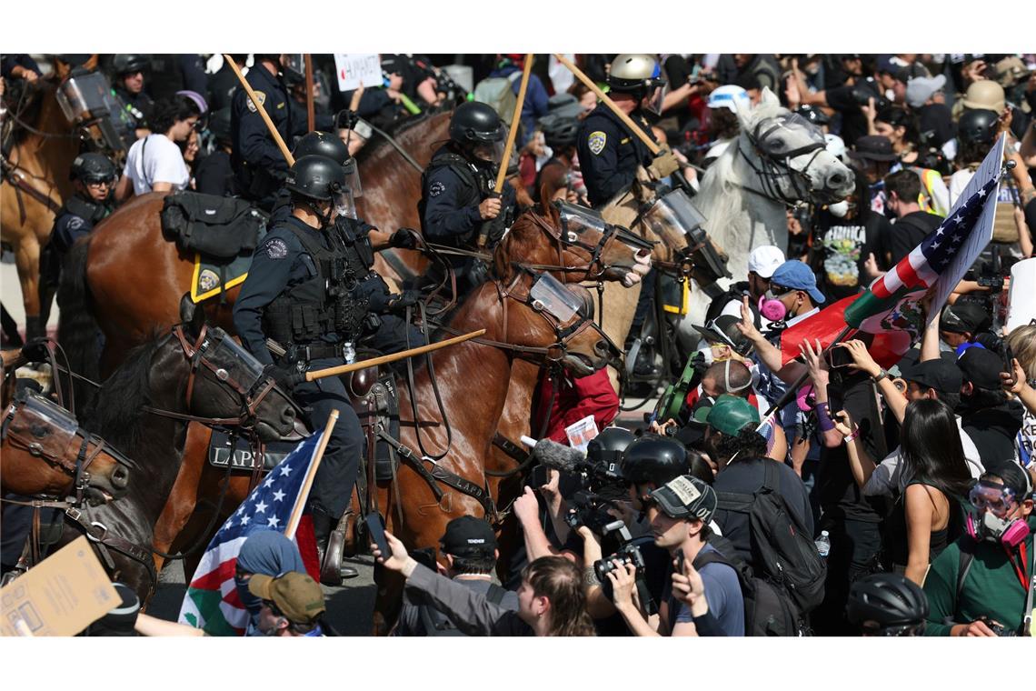 Trump bekommt Militärparade - und Massenproteste Demonstranten stoßen in Los Angeles mit berittenen Polizisten zusammen.