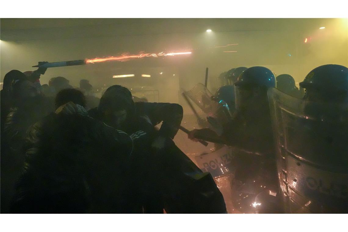 Demonstranten stoßen während einer Demonstration gegen die Olympischen Spiele Mailand-Cortina 2026 in Mailand mit der Polizei zusammen.