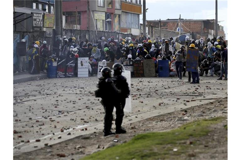 Demonstranten stoßen während eines Anti-Regierungs-Protestes in Bogota, Kolumbien mit der Polizei zusammen. Foto: Leonardo Munoz/AP/dpa