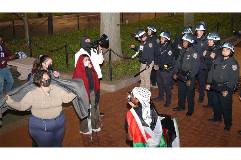 Demonstranten und Polizisten auf dem Gelände der Columbia University in New York