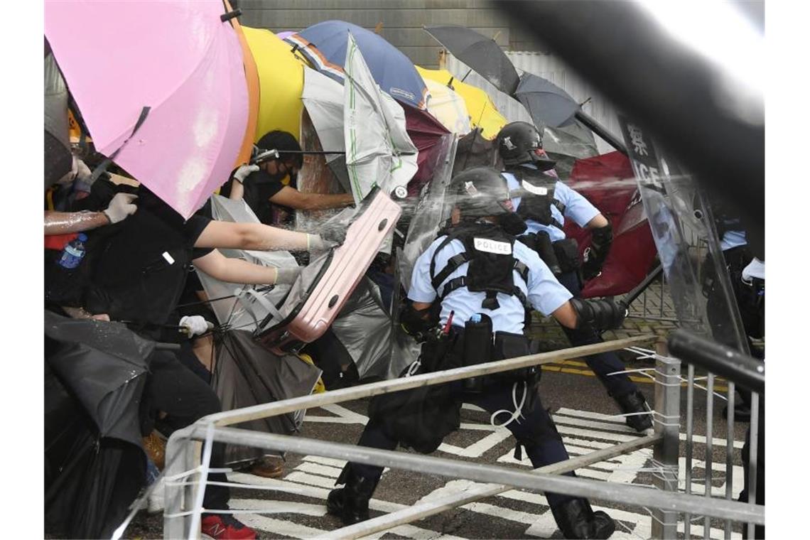 Demonstranten stürmen Parlament in Hongkong
