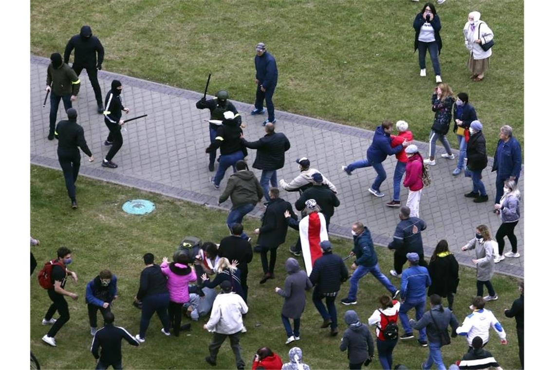 Demonstranten und Polizisten in Zivil geraten in Minsk aneinander. Foto: Uncredited/AP/dpa