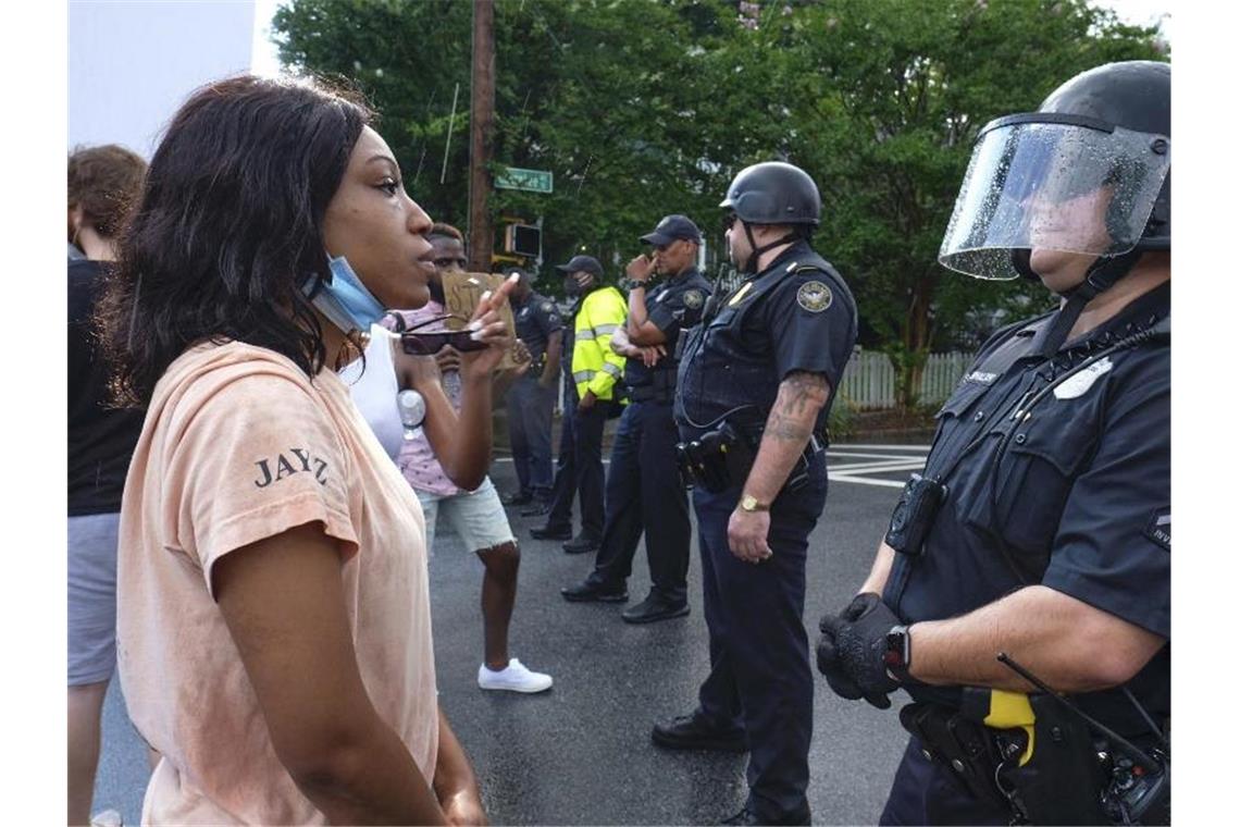Demonstranten und Polizisten stehen sich in Atlanta gegenüber. Foto: Ben Gray/Atlanta Journal-Constitution/AP/dpa