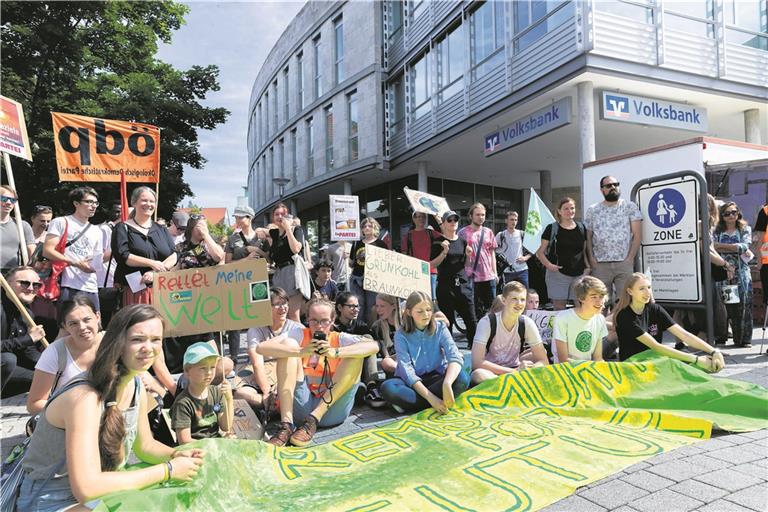 Demonstranten unterschiedlicher Herkunft und unterschiedlichen Alters beteiligten sich an der Klimademo. Foto: J. Fiedler