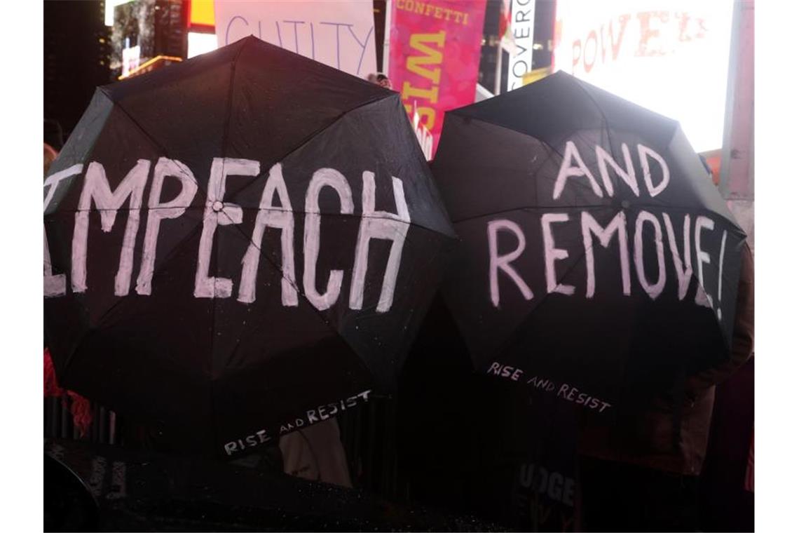 Hitzige Debatte im US-Kongress vor Impeachment-Votum Demonstranten unterstützen das Impeachmentverfahren in New York. Foto: Nancy Kaszerman/ZUMA Wire/dpa