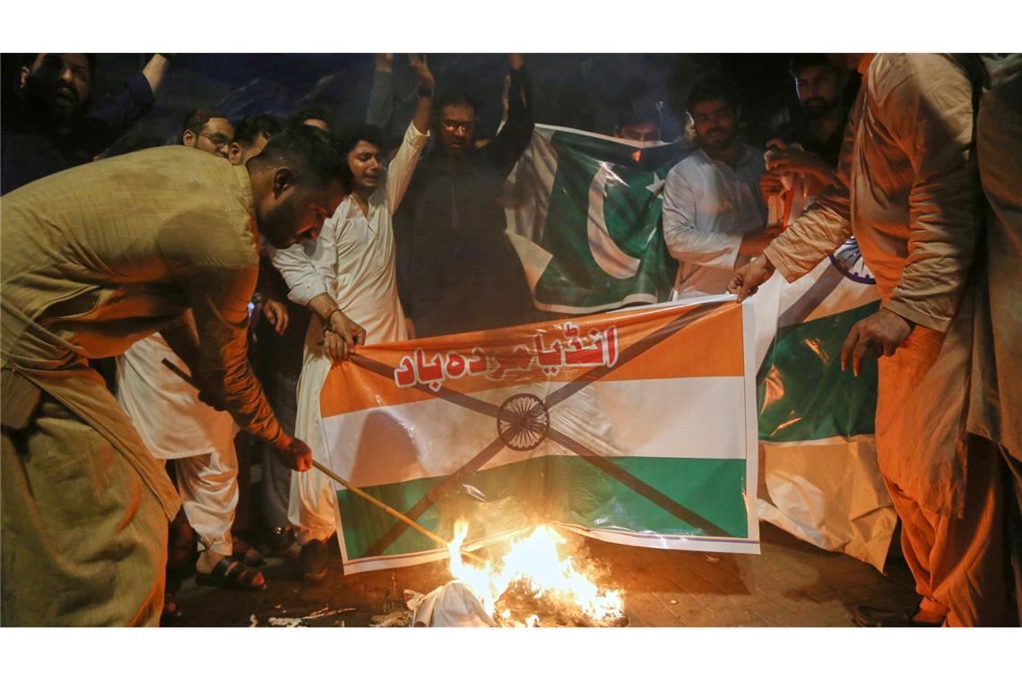 Bilder des Tages Demonstranten verbrennen eine indische Flagge während eines Protestes gegen indische Raketenangriffe.