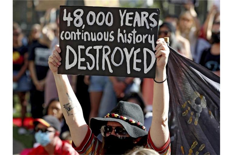 Demonstranten versammeln sich Anfang Juni vor der Geschäftsstelle von Rio Tinto in Perth, nachdem der Bergbaukonzern zweie heilige Stätten der Aborigines hatte sprengen lassen. Foto: Richard Wainwright/AAP/dpa