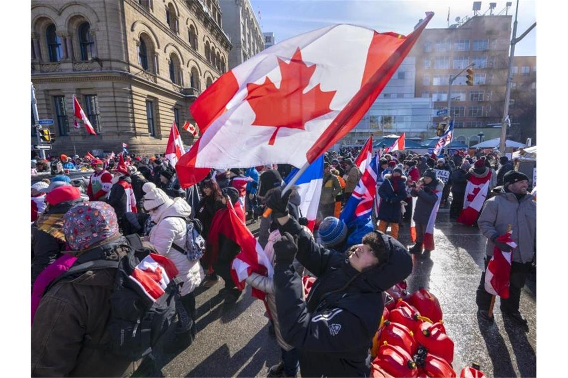 Berichte über nationalen Notstand in Kanada Demonstranten versammeln sich auf dem Parliament Hill in Ottawa. Foto: Frank Gunn/The Canadian Press/AP/dpa