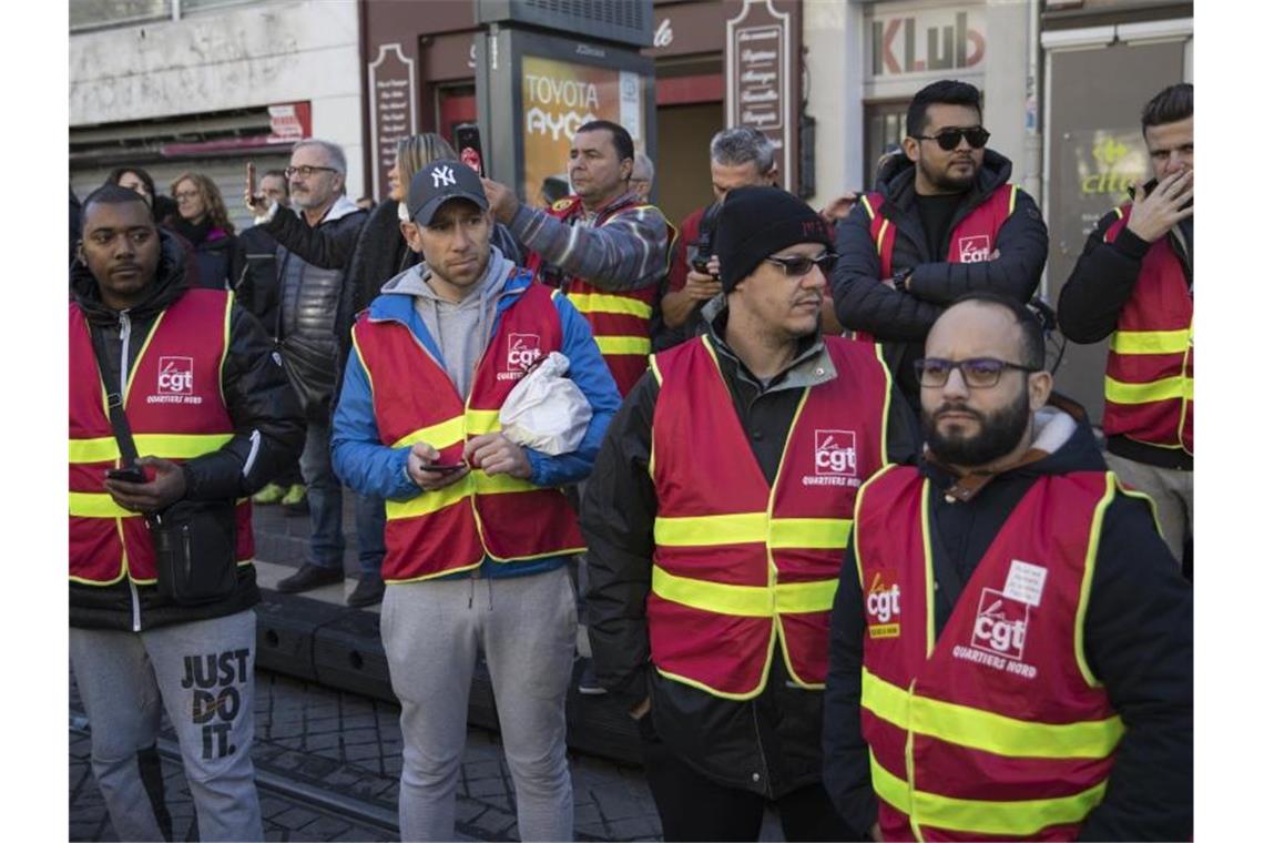 Demonstranten versammeln sich in Marseille: Die Wut über die geplante Rentenreform bleibt ungebrochen. Foto: Daniel Cole/AP/dpa