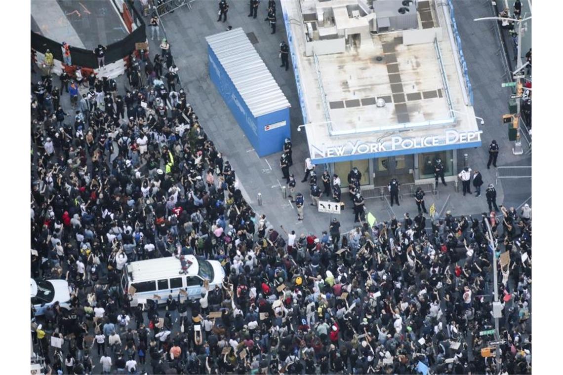 Demonstranten versammeln sich in New York auf dem Times Square. Foto: Wang Ying/XinHua/dpa