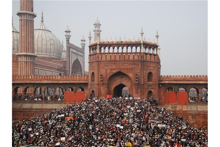 Demonstranten versammeln sich nach dem Freitagsgebet vor der Jama Masjid Moschee in Neu Delhi, um gegen das Staatsbürgerschaftsgesetz zu demonstrieren. Foto: Altaf Qadri/AP/dpa