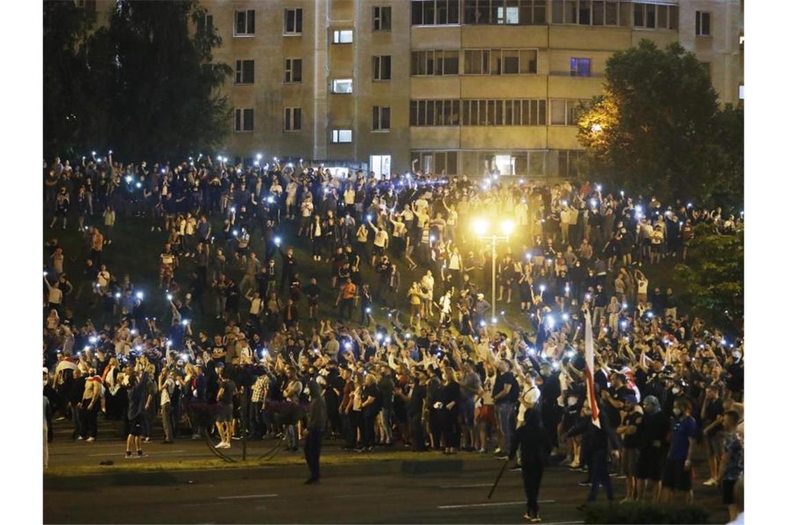 Demonstranten versammeln sich nach der Präsidentenwahl auf den Straßen von Minsk. Foto: Sergei Grits/AP/dpa