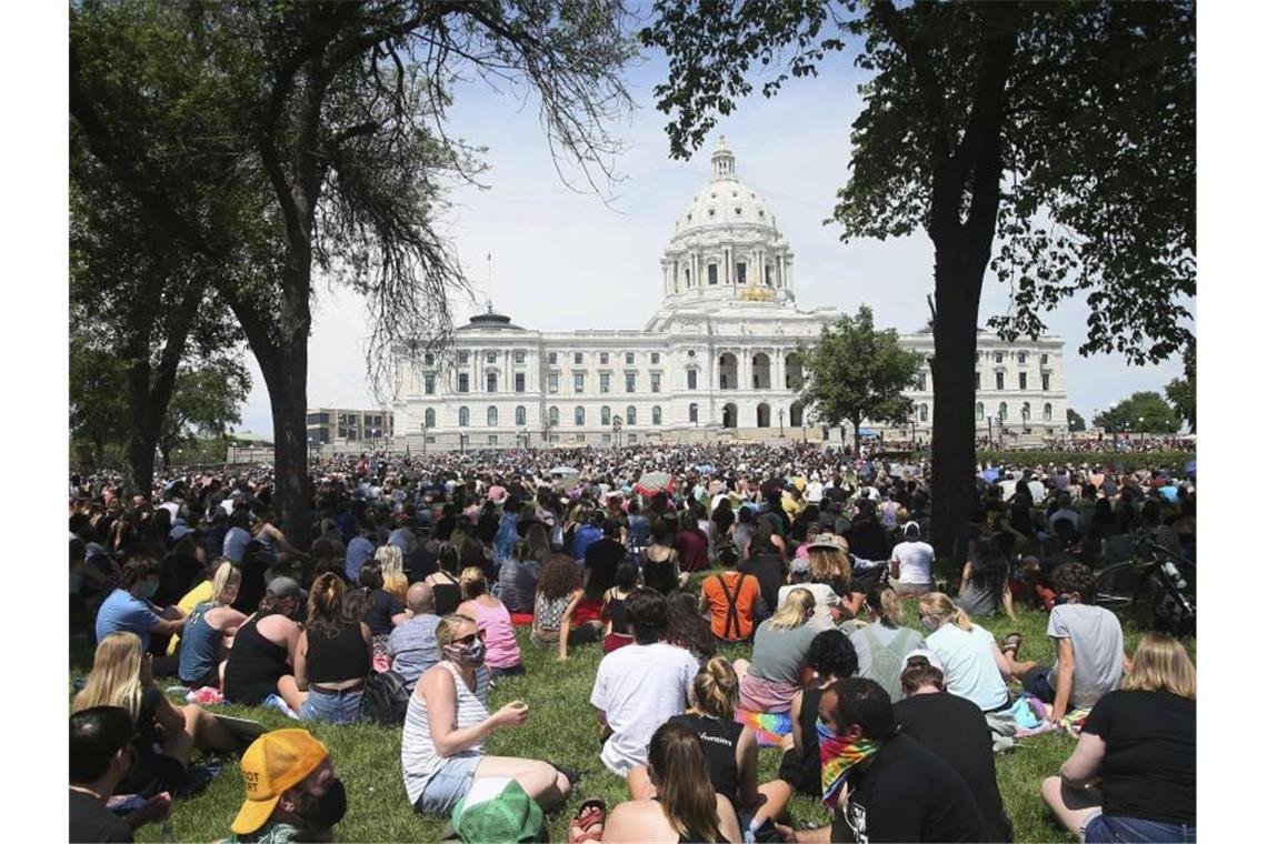 Trump droht Aufrührern mit Militär Demonstranten versammeln sich vor dem State Capitol in St. Paul. Foto: Jim Mone/AP/dpa