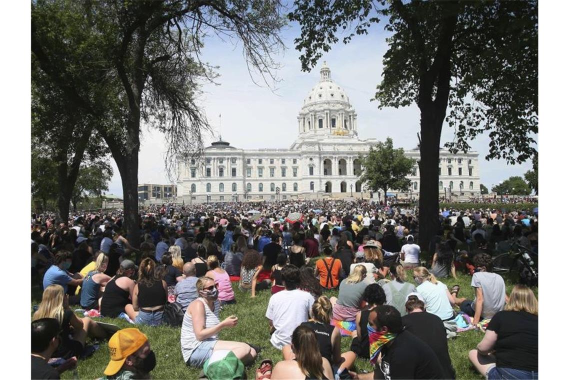 Demonstranten versammeln sich vor dem State Capitol in St. Paul. Foto: Jim Mone/AP/dpa