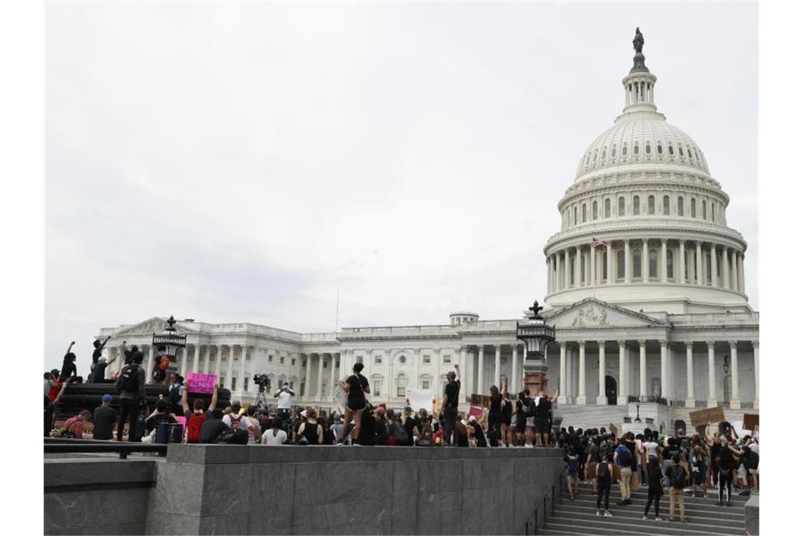 Trumps Reaktion auf Unruhen bringt Militärs gegen ihn auf Demonstranten versammeln sich zu einer Protestaktion vor dem Kapitol in Washington. Foto: Jacquelyn Martin/AP/dpa