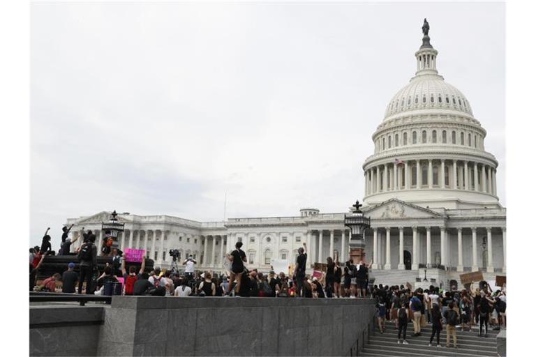 Demonstranten versammeln sich zu einer Protestaktion vor dem Kapitol in Washington. Foto: Jacquelyn Martin/AP/dpa