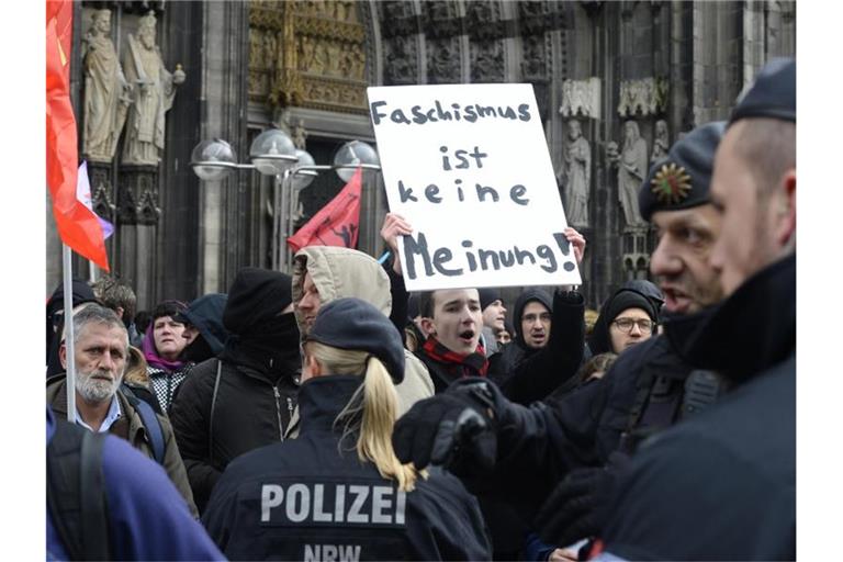 Demonstranten von „Köln gegen rechts“ protestieren gegen eine Kundgebung der Partei „Alternative für Deutschland“ (AfD) gegen Rundfunkgebühren und den WDR. Foto: Roberto Pfeil/dpa