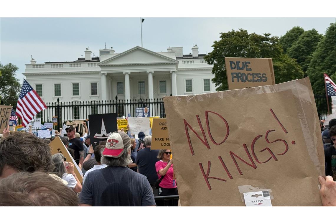 Neue landesweite Proteste gegen Trump Demonstranten vor dem Weißen Haus protestieren gegen Trump