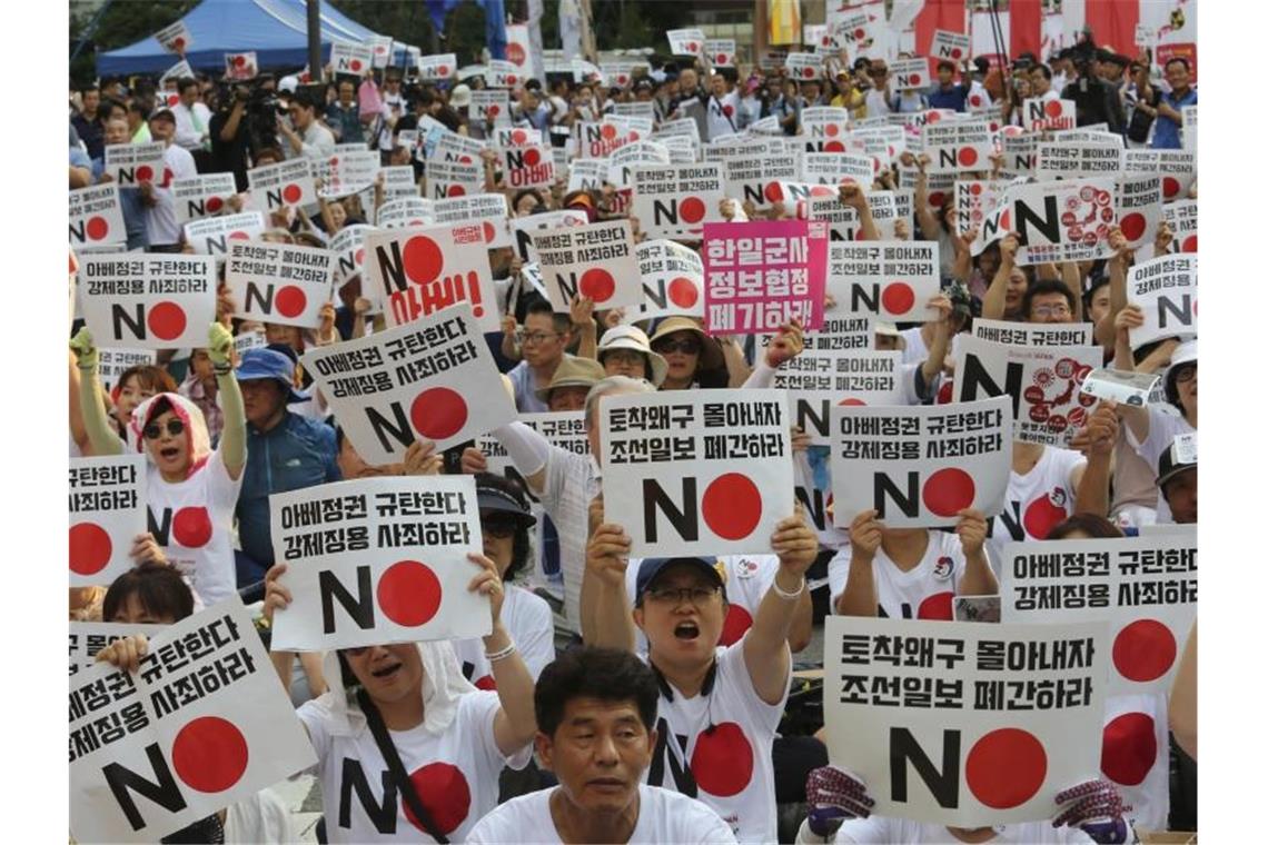 Südkoreaner boykottieren japanische Produkte Demonstranten vor der Botschaft Japans protestieren gegen Handelsbeschränkungen für Südkorea. Foto: Ahn Young-Joon/AP