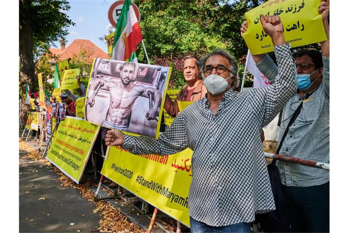 Entsetzen nach Hinrichtung von iranischem Ringer Afkari Demonstranten vor der Iranischen Botschaft in Berlin. Foto: Annette Riedl/dpa