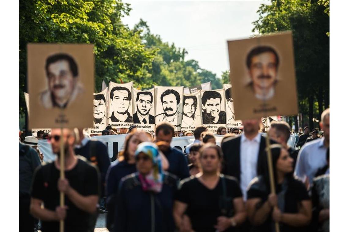 Noch immer viele offene Fragen um NSU-Mordserie Demonstranten während einer Kundgebung mit Porträt-Abbildungen der NSU-Opfer im August 2018 in München. Foto: Lino Mirgeler/dpa/Archiv