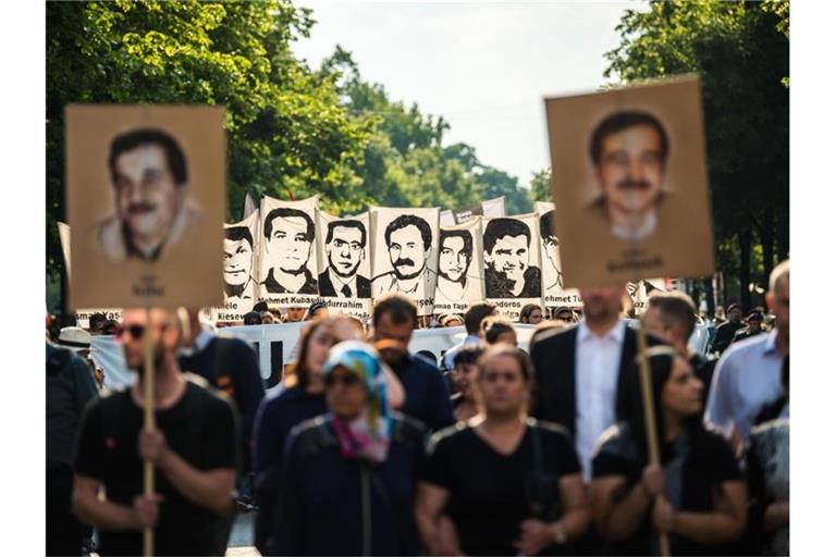 Demonstranten während einer Kundgebung mit Porträt-Abbildungen der NSU-Opfer im August 2018 in München. Foto: Lino Mirgeler/dpa/Archiv