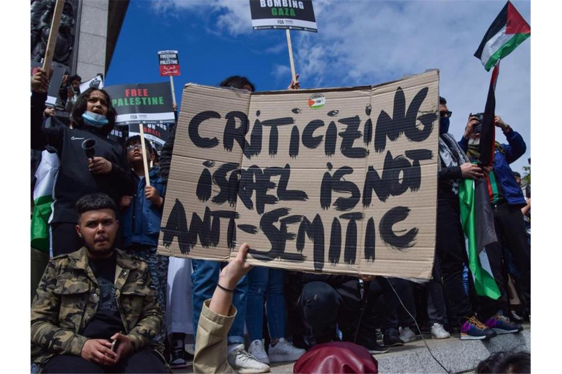 Solidarität mit Palästinensern: Riesendemo in London Demonstranten während eines Protestes auf dem Trafalgar Square in London. Foto: Vuk Valcic/SOPA Images via ZUMA Wire/dpa