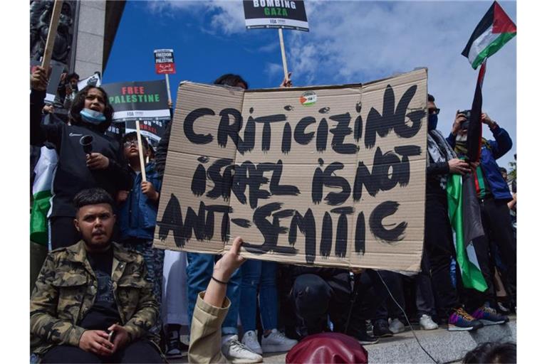 Demonstranten während eines Protestes auf dem Trafalgar Square in London. Foto: Vuk Valcic/SOPA Images via ZUMA Wire/dpa