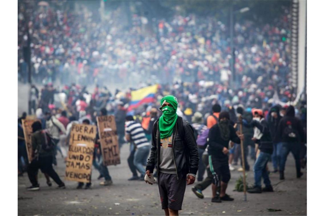 Ecuadors Staatschef richtet Sperrbezirke ein Demonstranten waren kurzzeitig ins Parlament eingedrungen, das sie wenig später unter Polizeigeleit verließen. Nun wurden Sperrbezirke eingerichtet. F. Foto: Juan Diego Montenegro/dpa