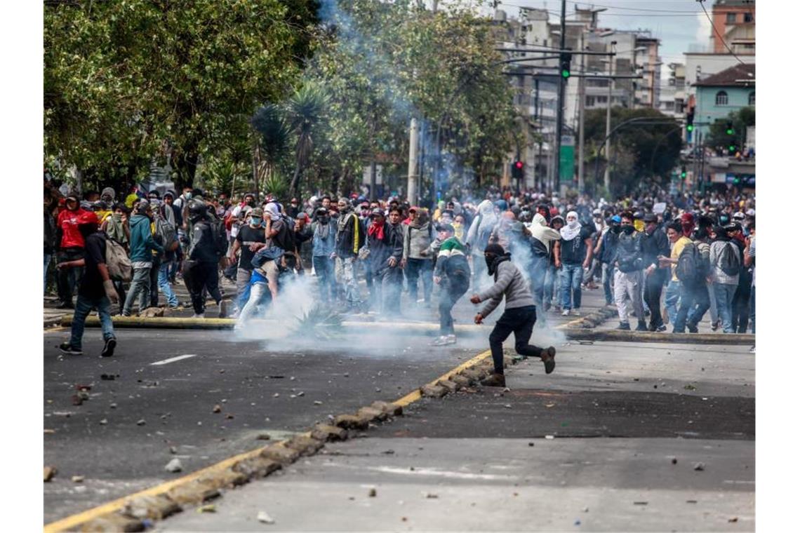Demonstranten werfen in Quito Steine auf Sicherheitskräfte. . Foto: Juan Diego Montenegro/dpa