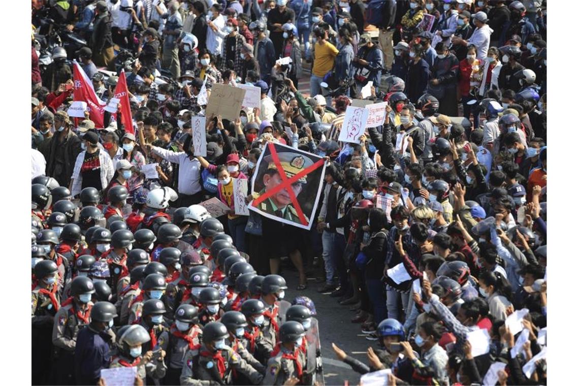 Demonstranten zeigen in Naypyitaw den Dreifingergruß und ein durchgestrichenes Foto des Generals Min Aung Hlaing. Die Proteste gegen die Putschisten in Myanmar breiten sich weiter aus. Foto: -/AP/dpa