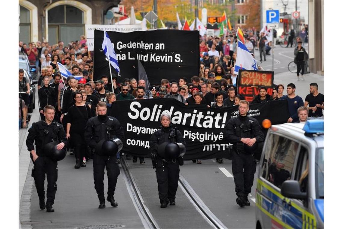 Demonstranten ziehen bei einer Solidaritätskundgebung durch Halle. Foto: Hendrik Schmidt/dpa-Zentralbild/dpa