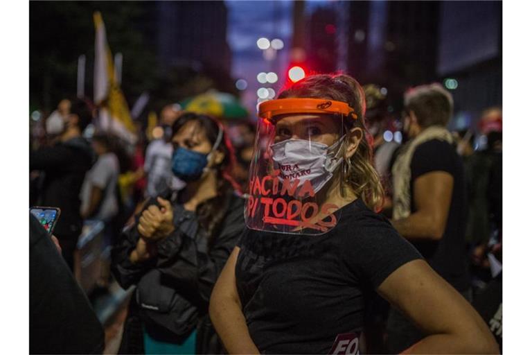 Demonstranten ziehen in São Paulo gegen die Regierung Bolsonaro auf die Straßen. Den ganzen Tag über versammelten sie sich in zahlreichen Städten zu Protestmärschen und stellten zahlreiche Forderungen. Foto: André Lucas/dpa