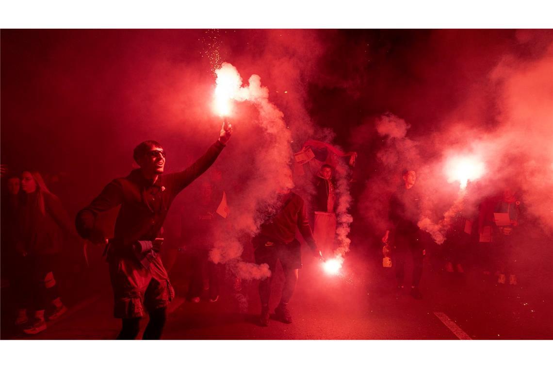 Bilder des Tages Demonstranten zünden Fackeln bei einer Kundgebung zum ersten Jahrestag der Bahnhofskatastrophe in Novi Sad an.
