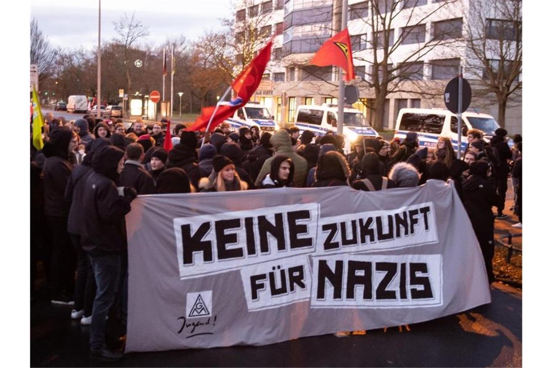 Chrupalla und Meuthen führen künftig die AfD Demonstrantenauf dem Weg zum Europaplatz in Braunschweig, wo in der Veranstaltungshalle der Parteitag der AfD stattfindet. Foto: Swen Pförtner/dpa