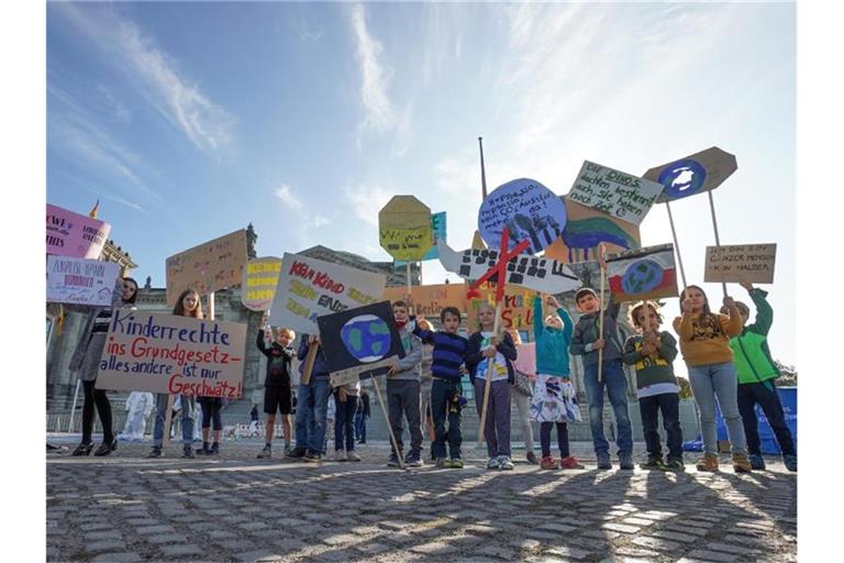 Demonstration am Weltkindertag in Berlin (Archiv). In ihrem Koalitionsvertrag hatten sich Union und SPD für ihre gemeinsame Regierungszeit vorgenommen, die Rechte von Kindern ausdrücklich ins Grundgesetz aufzunehmen. Kinderschutzorganisationen fordern das seit Jahren. Foto: Jörg Carstensen/dpa